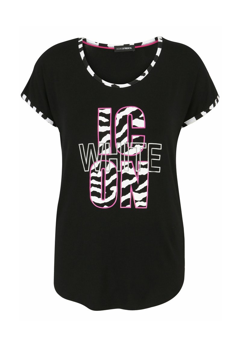 Schwarzes T-Shirt mit kurzen Ärmeln, zebra-musteriger Besatz am Halsausschnitt und an den Ärmeln, mit fettgedrucktem "ON WHITE" Text in Weiß und Pink.