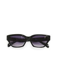 Occhiali da sole neri a forma di occhio di gatto con montatura spessa, lenti viola sfumate e dettagli in argento. Presentano una finitura liscia e lucida e un design angolare.