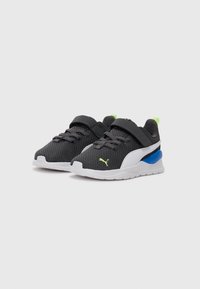Baskets pour tout-petit en noir et blanc avec tige en maille, bande Velcro, accent de talon bleu et logo Puma vert lime sur le côté.
