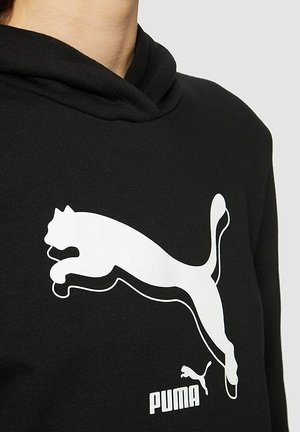 Felpa nera con cappuccio, caratterizzata da un grande logo Puma bianco e un logo più piccolo in basso, con una texture morbida e un cappuccio arrotondato.