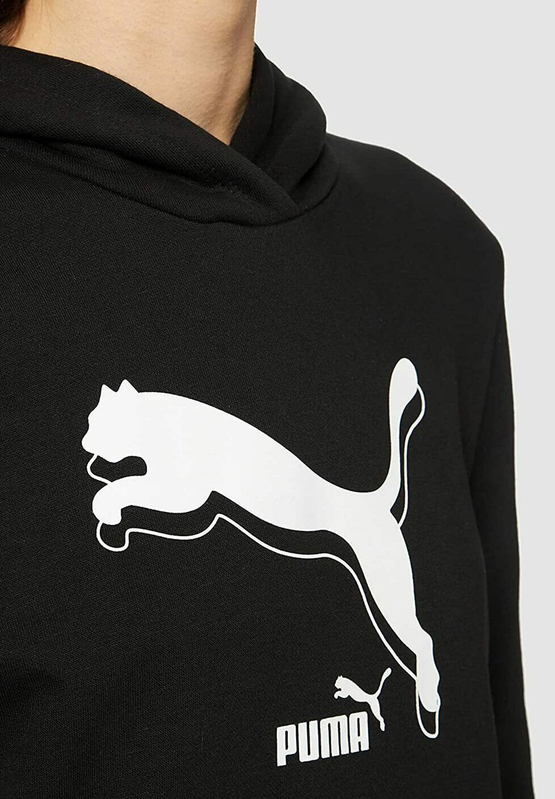 Felpa nera con cappuccio, caratterizzata da un grande logo Puma bianco e un logo più piccolo in basso, con una texture morbida e un cappuccio arrotondato.