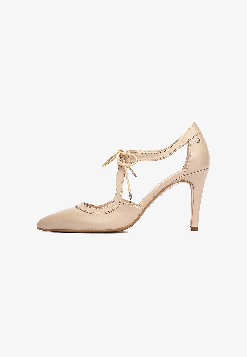 Chaussure à talon haut en cuir beige avec un bout pointu, un design ajouré et un détail à lacets à l'avant. Elle présente un talon fin et élégant.