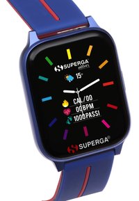 Blauwe smartwatch met een zwarte wijzerplaat, kleurrijke urenmarkeringen en rode accenten op de band. Toont weer, calorieën, hartslag en stappen.