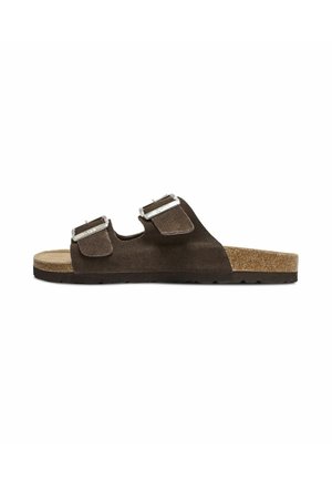 Brązowa zamszowa sandałka wsuwana z dwoma regulowanymi srebrnymi klamrami i korkową wkładką na czarnej podeszwie, widok z boku na białym tle.