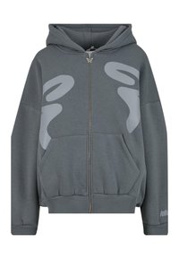 Sudadera con cremallera gris hecha de tejido suave, con capucha, dos bolsillos laterales y grandes diseños abstractos en gris claro en la parte delantera.