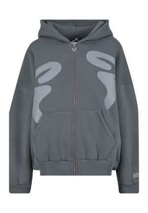 Siva zip-up kapuca narejena iz mehkega blaga, ki ima kapuco, dva stranska žepa in velike svetlo sive abstraktne vzorce na sprednji strani.
