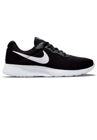Zapatilla deportiva negra con parte superior de malla, logotipo de swoosh blanco y suela blanca. Cuenta con cordones y un cuello acolchado para mayor comodidad.