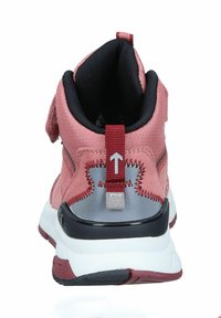 Růžová textilní teniska s černým interiérem, červeným poutkem s šipkou směrem nahoru a bílou podrážkou s černými a vínovými akcenty.