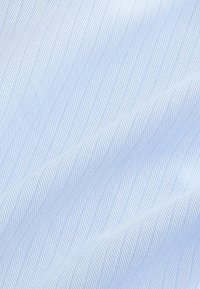 Helles blaues Gewebe mit einem subtilen diagonalem Streifenmuster. Glatte Textur mit leicht glänzender Oberfläche, die eine feine, gleichmäßige Webart zeigt.