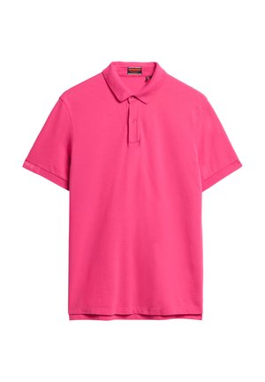 Kortærmet polo-shirt i levende pink bomuld, med klassisk krave og logoaccent på venstre ærme. Letvægts og glat struktur.