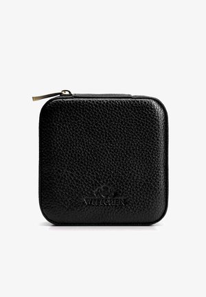 Schwarzes quadratisches Lederportemonnaie mit Reißverschluss und geprägtlichem Wittchen-Logo auf der Vorderseite.