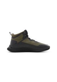 Zapatilla alta en verde olivo y negro, con suela de goma con estrías, paneles texturizados y diseño con cordones con una cinta para tirar.
