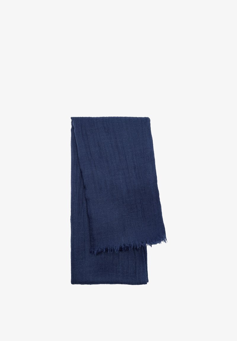 Granatowy, teksturowany szal wykonany z miękkiego materiału z postrzępionymi krawędziami. Starannie złożony, ukazujący lekko nierówny wzór splotu.