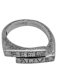 Sölvmetallring med en vass design, som har distinkta texturer, spår och cirkulära perforeringar längs ringen.