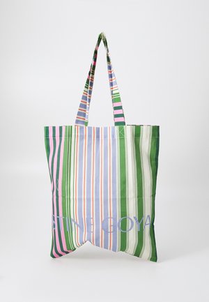 Sac fourre-tout rayé en tissu vert, rose, bleu et blanc. Présente de longues poignées et un texte en bleu bien visible en bas.