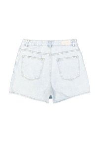 Lichtblauwe denimshorts met een rechte snit, onafgewerkte zoom en twee achterzakken. Voorzien van een subtiele logo-tag op de tailleband.