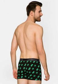 Czarne bokserki w wzór zielonych kontrolerów gier i piłek nożnych. Wykonane z miękkiego materiału z wygodnym pasem w talii.