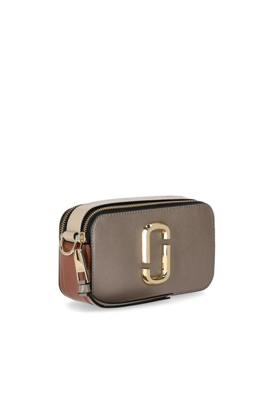 Borsa a tracolla rettangolare compatta in pelle beige e marrone con chiusura a doppia zip e logo in metallo dorato sul fronte.