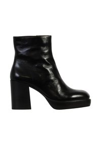 Stivale alla caviglia in pelle nera con una texture liscia, punta arrotondata e tacco alto chunky. Include una piattaforma per un'altezza aggiuntiva.