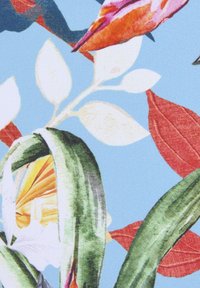 Lilleline kangamuster sinisel taustal, kus on erksad lehed rohelises, punases ja valges, ja troopilised lilled kollases ja roosas.