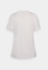 Jednoduché bílé tričko s krátkým rukávem zobrazené zezadu na bílém pozadí.