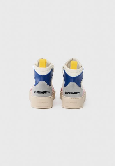 Αθλητικά παπούτσια ψηλού τύπου με μπλε δερμάτινο πάνω μέρος, γκρι σουέτ λεπτομέρειες, ροζ διακοσμητικά στοιχεία, κίτρινη θηλιά στο πίσω μέρος και ελαστική σόλα με λογότυπο.