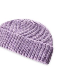 Paarse gebreide beanie met een zachte, textuurrijke body, voorzien van een geribde manchette en een spiraalpatroon op het bovenste gedeelte.