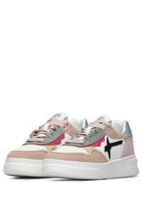 Sneaker colorato con un mix di materiali: pelle bianca, suede pastello e dettagli rosa. Suola bianca spessa, lacci testurizzati e dettaglio del logo.