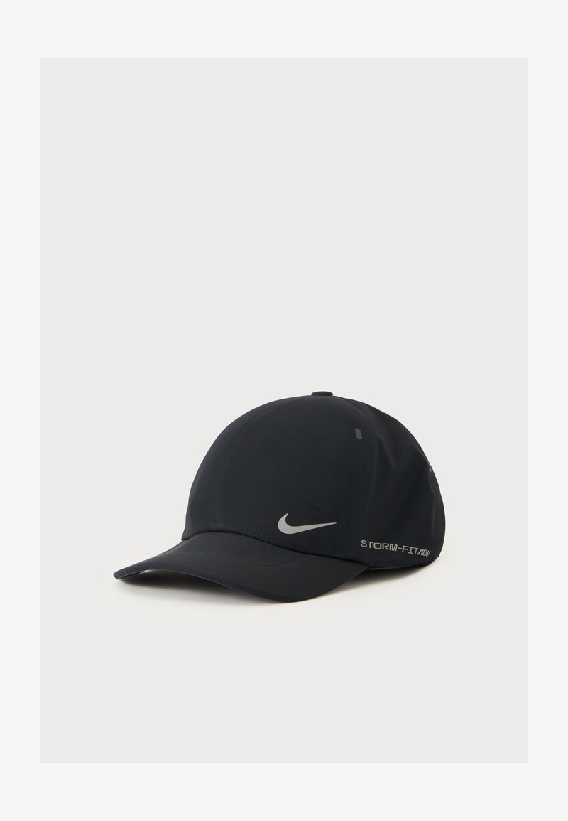 Casquette de baseball noire Nike avec une visière courbée, avec le swoosh Nike et le texte "Storm-Fit ADV" sur le côté.