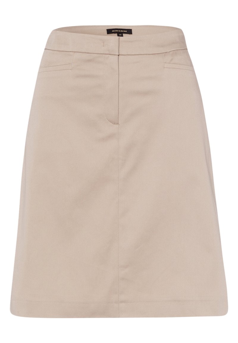 Jupe beige de longueur genou en tissu lisse, présentant une coupe droite, deux poches latérales et un design de ceinture simple.