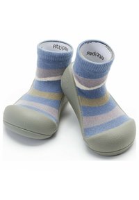 Parte superior de textil a rayas en azul, gris y crema, con una suave suela de goma gris, que presenta un diseño de tobillo alto y un agarre texturizado en la parte inferior.