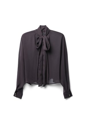 Blouse violette foncée avec des manches longues, un nœud au cou et des poignets boutonnés. Fabriquée dans un tissu léger et transparent avec une texture lisse.