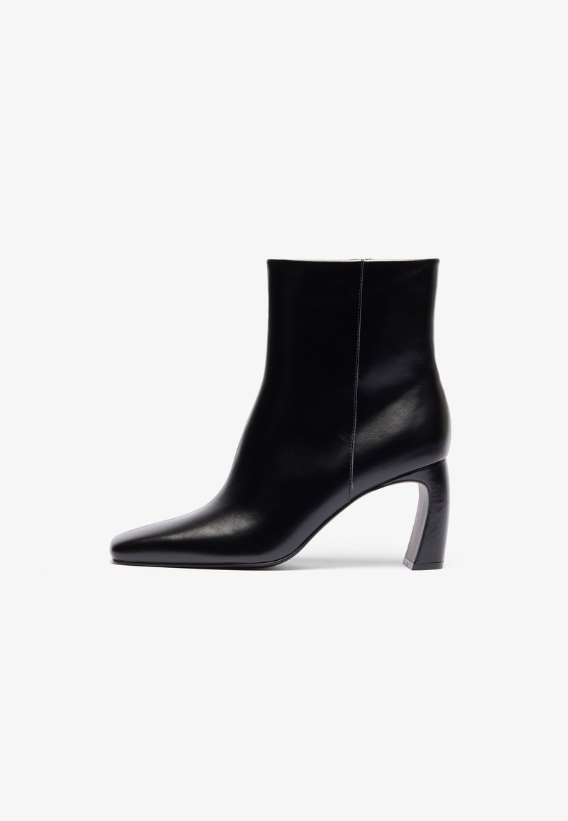 Must musta ankle boot teravikuga, peene siluetiga ja kõver kõrge kontsaga, mille aluses on metalliline aksent.