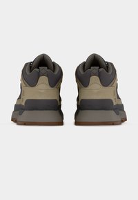 Σκούρα γκρι και καφέ παπούτσια πεζοπορίας με υφή στο επάνω μέρος, ενισχυμένη φτέρνα και στιβαρή καφέ ελαστική σόλα. Διαθέτουν λογότυπο και μαλακό γιακά.