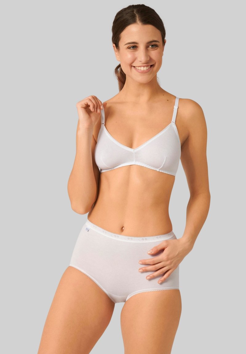 Bralette bianco in cotone con spalline regolabili, abbinato a slip bianchi in cotone a vita alta. Entrambi presentano una texture liscia e un delicato bordo in pizzo.