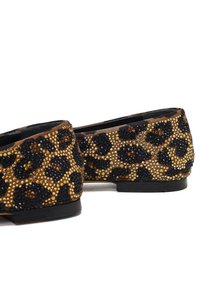 Leopardprint ballerina's versierd met zwarte en gouden rhinestones en vlakke zwarte zolen, getoond vanuit zij- en achterkant.