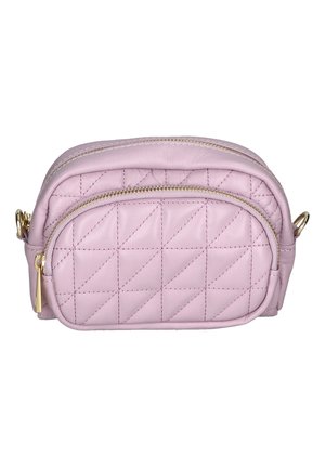 Kleine lichtroze gewatteerde leren crossbodytas met twee gouden ritsvakjes en verstelbare draagriemringen aan beide zijden.