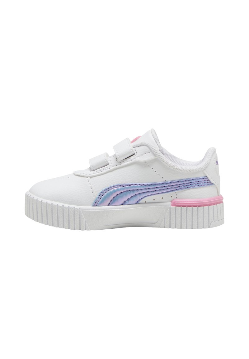 Zapatos sintéticos blancos con una superficie texturizada, que presentan una franja lateral multicolor en púrpura y rosa, y dos correas de Velcro.