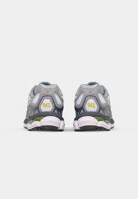 ASICS SportStyle GEL NYC UNISEX - Sneaker low - white/glacier grey