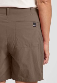 Jack Wolfskin DESERT - Shorts outdoor - cold coffee