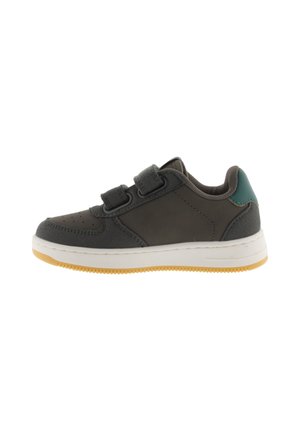 Donkergrijze kindersneaker met dubbele klittenbandsluitingen, witte zool, lichtbruine loopzool en groene hielaccent, gezien van opzij.