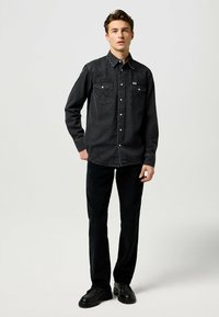 Wrangler GREENSBORO - Vaqueros rectos - anthracite