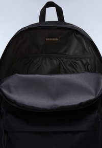 Svart ryggsäck med en slät tygfinish, en zippered huvudfack, elastisk ficka och en varumärkesetikett på insidan.