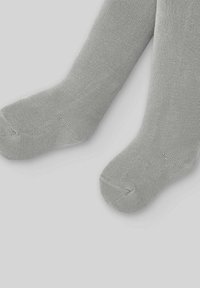 Chaussettes en coton gris à la texture douce, avec des bords côtelés et des zones de renfort au niveau des orteils et des talons. Longueur standard, design simple sans motifs.