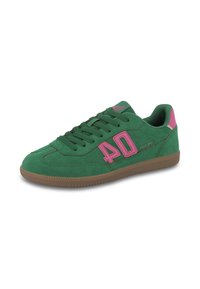 Zapatillas de ante verde con acentos en rosa, que presentan un gran '40' en el lateral, suela de goma marrón y cordones verdes a juego.