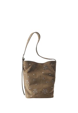 Hnedá semišová kabelka v tvare vedierka s nastaviteľným remienkom a striebornými kruhovými nitmi rozptýlenými po celej jej ploche.
