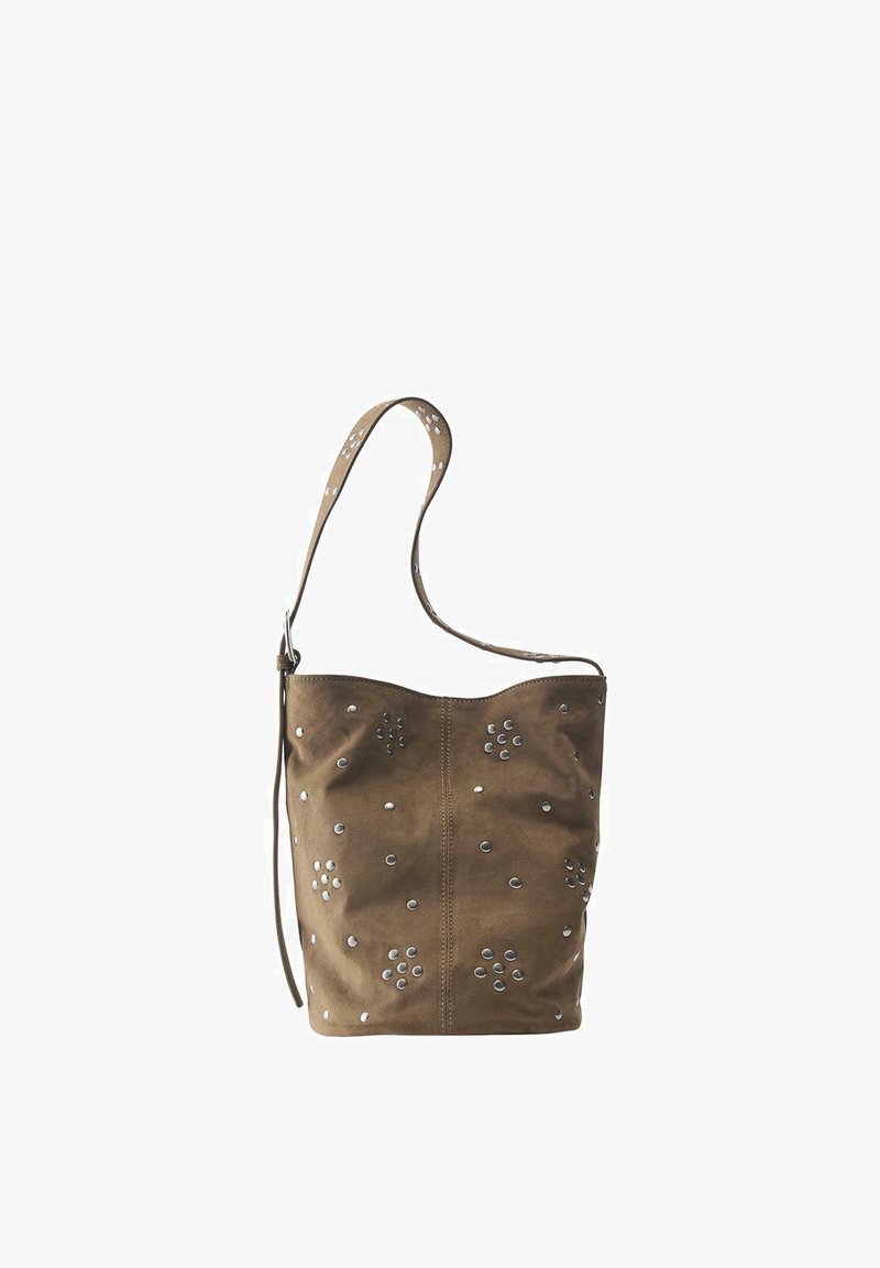Hnědá semišová kabelka ve tvaru kýble s nastavitelným popruhem a stříbrnými kruhovými hroty rozmístěnými po celé její ploše.