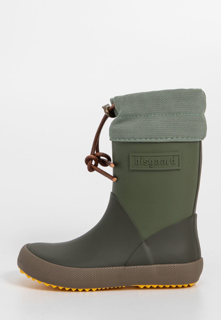 Groene en bruine rubberen regenlaars met gele zool, opvouwbare stoffen manchet en leren trekkoordsluiting, met het merk "bisgaard" op de zijkant.