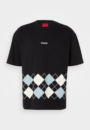 Tricou din bumbac negru, cu mâneci scurte, guler rotund și un model argyle în nuanțe de albastru și crem pe partea inferioară, având logo-ul "HUGO" deasupra.