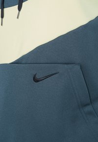 Nike Performance Majica s kapuljačom - deep jungle/luminous green/black